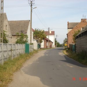 2005 r. Droga główna w Dobrowie.