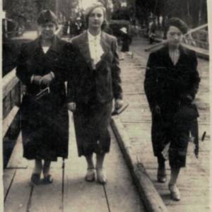 1940-Marianna Rosińska na drewnianym moście w Kole