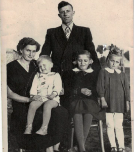 Rodzina Łaszkiewiczów z dziećmi: Gienią, Marysią i Januszem